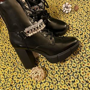 Black design chain rope pearl & beads boots